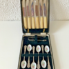 Vintage coffret couverts à dessert cuillères métal émaillé - couteaux
