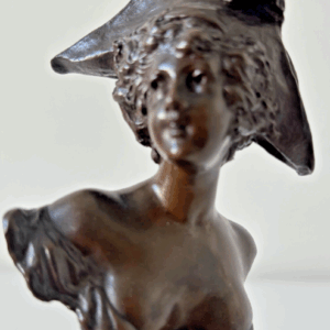 Ancien bronze femme au bicorne, sur un pilier en marbre signé P. Koralzewski (1876 - 1927)
