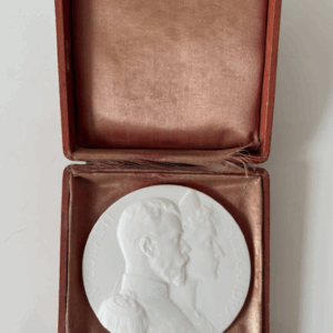Ancien médaillon Nicolas II et Alexandra avec son étui Biscuit Sévres 1896