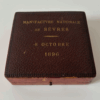 Ancien médaillon Nicolas II et Alexandra avec son étui Biscuit Sévres 1896 – Image 4
