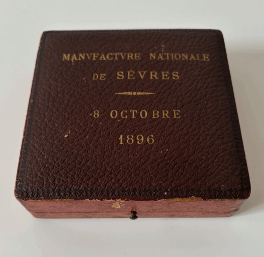 Ancien médaillon Nicolas II et Alexandra avec son étui Biscuit Sévres 1896 – Image 4