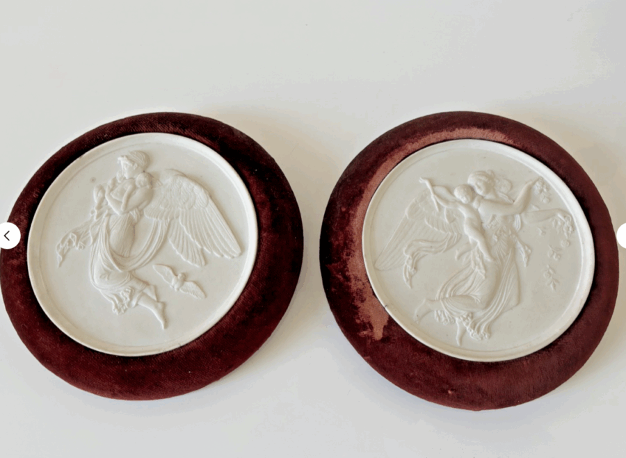 Ancien bas reliefs en biscuit "jour et nuit" d'après Thorvaldsen fin XIXe - deb XXe