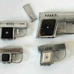 Lot de 4 anciens briquets à essence en forme de revolver