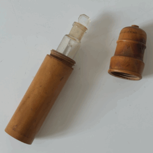 Ancien flacon parfum dans son étui en buis. Au printemps Paris