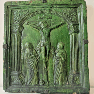 Ancien carreau de poêle en terre cuite émaillée Scene de la Crucifixion XVIe