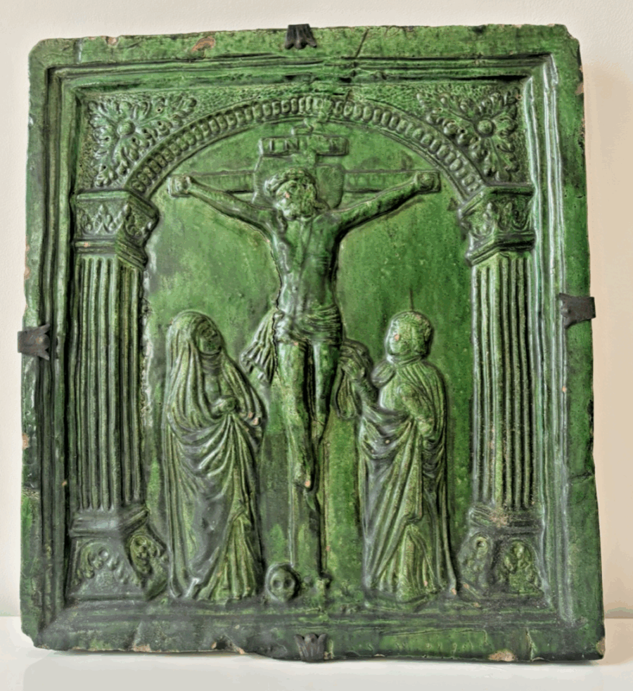 Ancien carreau de poêle en terre cuite émaillée Scene de la Crucifixion XVIe