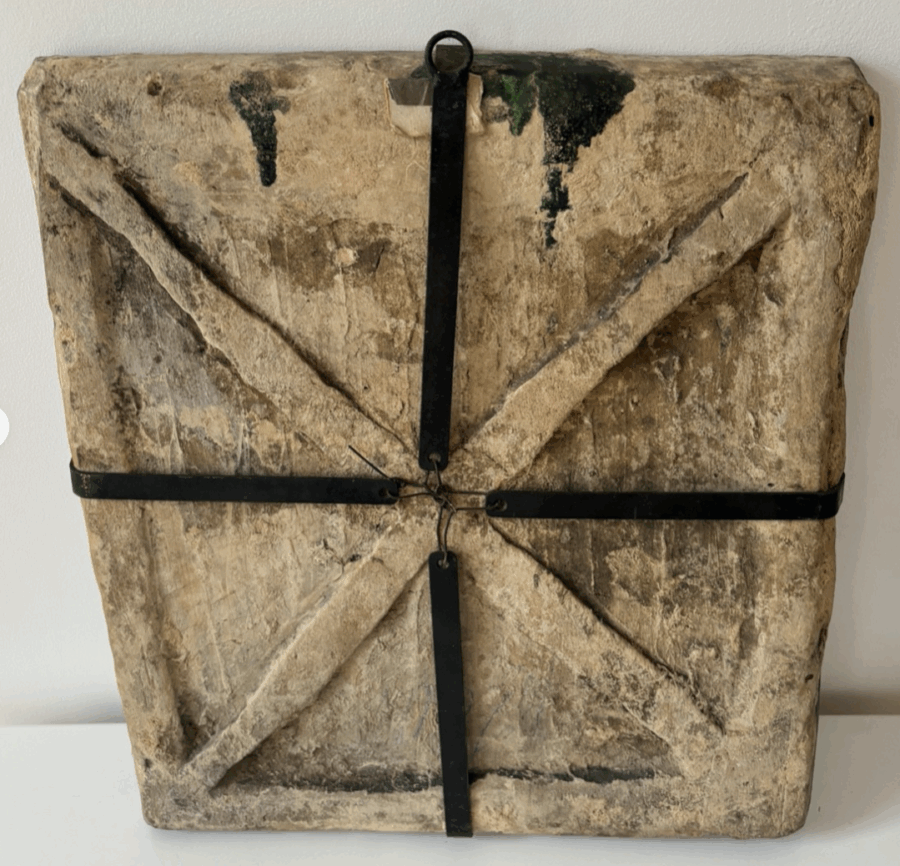 Ancien carreau de poêle en terre cuite émaillée Scene de la Crucifixion XVIe – Image 5
